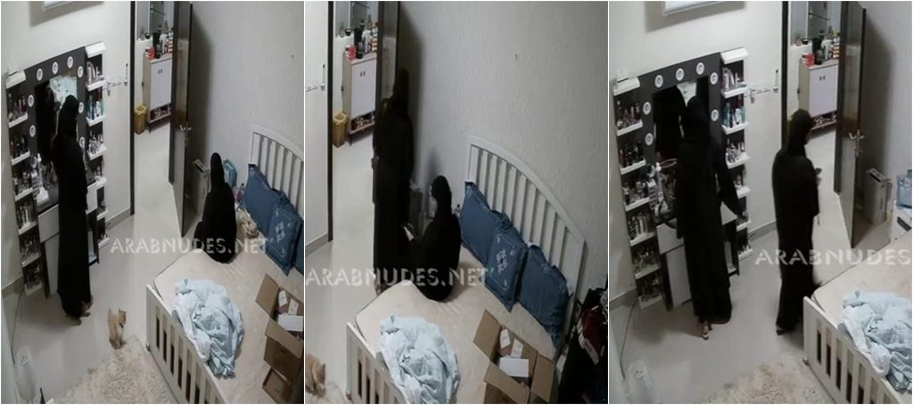 سعودي ديوث بيصور اخواته البنات في اوضة النوم