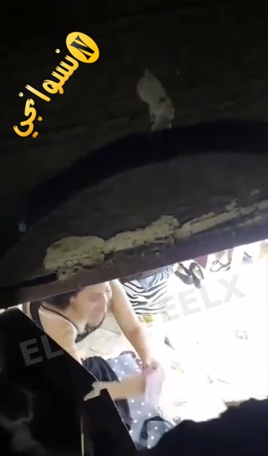 فيديو تجسس حقيقى على بنت مصرية عريانة واقفه مع اختها فى البيت بس ناسيه الشباك مفتوح تقولها اندرى فين انا جايبة اندري و تلبسه