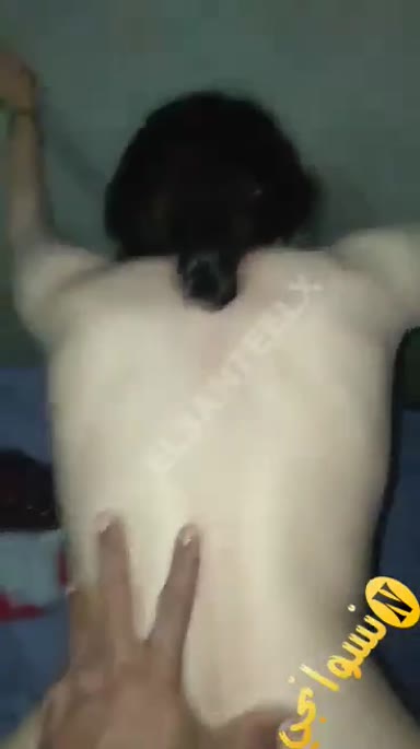شاب هايج ع الصبح مع مرات البواب مره صعيدية بس فرسه مش عارف يعمل معاها الصح زبره ينام منه و عمال يحكه فى كسها