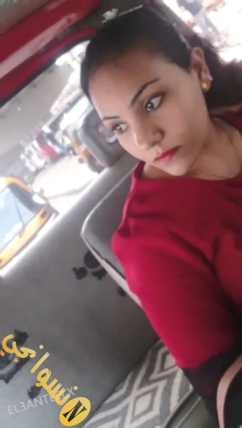 من سلسلة التحرش فى الميكروباص الواد بيحاول يشلح الهدوم عن طيز البنت الى قاعده ادامه و يحط ايده عليها و يصورها بوشها و هو نازل بس شكلها كانت بجد مخضوضه